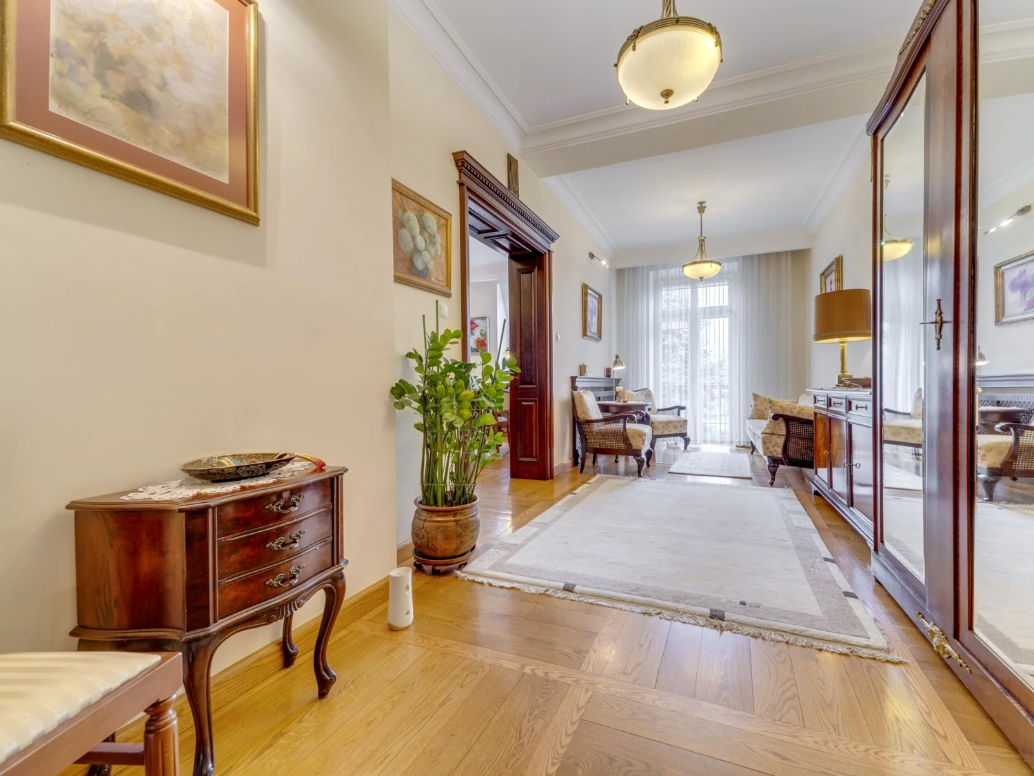 Hol wejściowy z komodą i lustrem