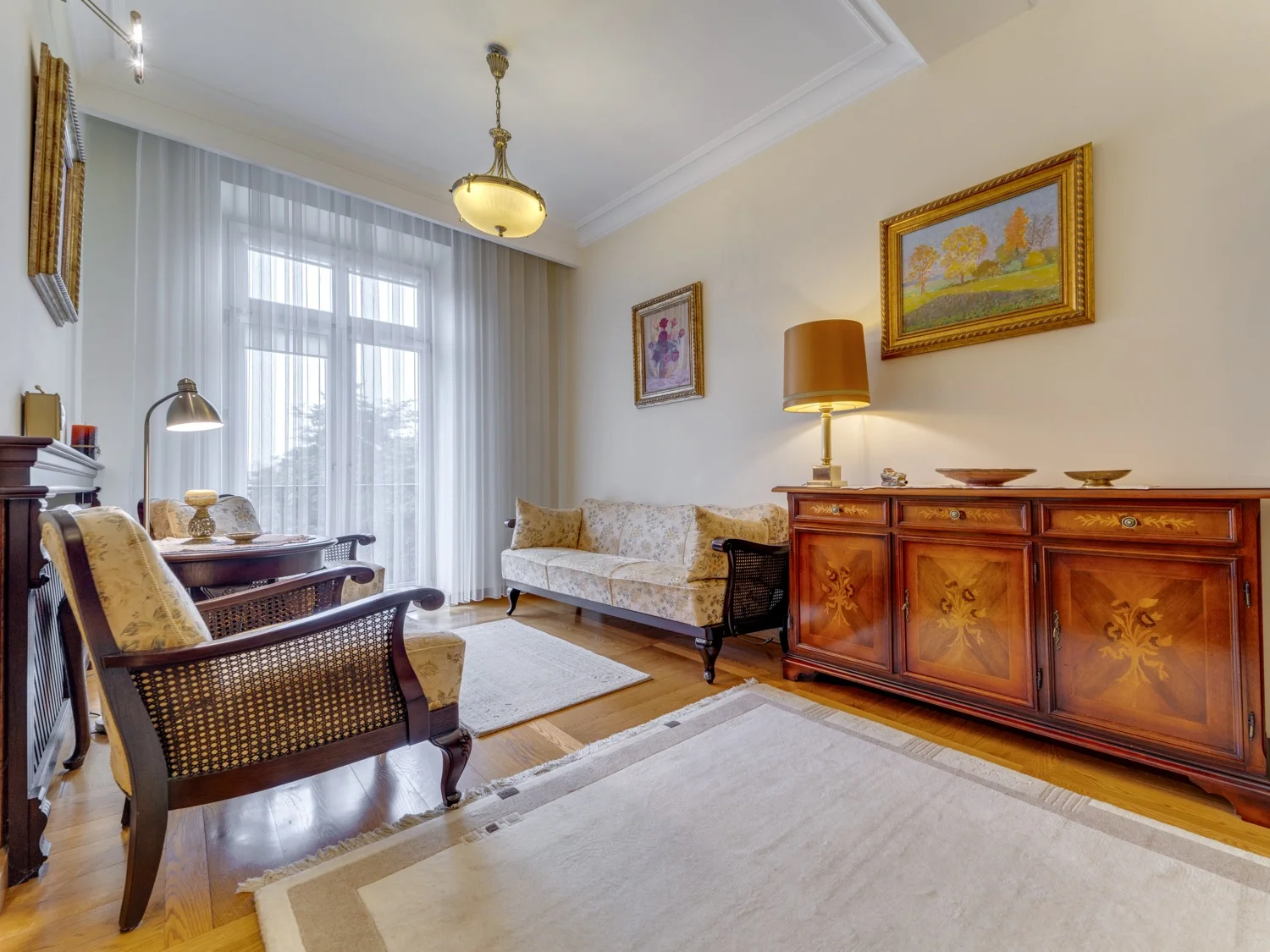 Elegancki salon z vintage meblami i przestronnym wnętrzem