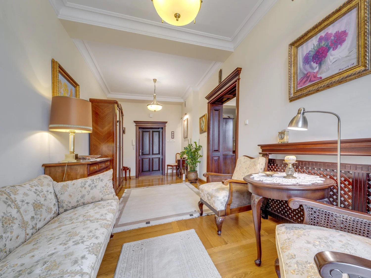 Salon z sofą i zabytkowym kredensem