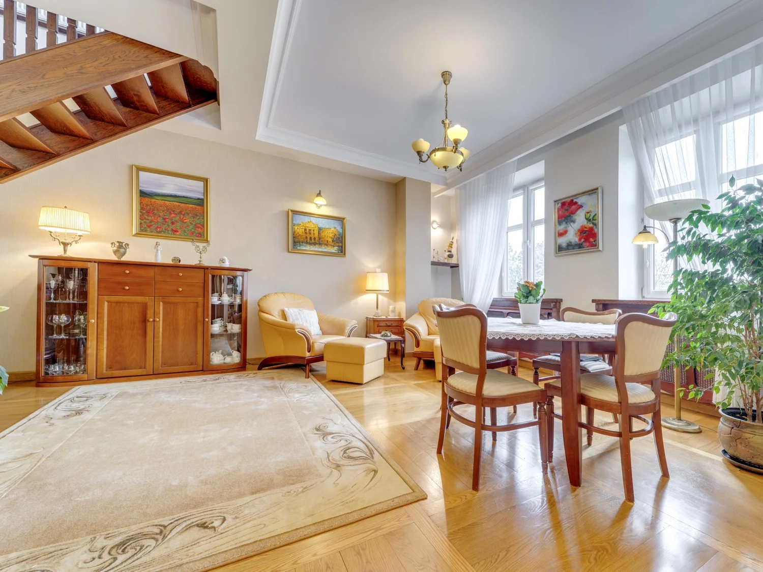 Przestronny salon z jadalnią i widoczną antresolą