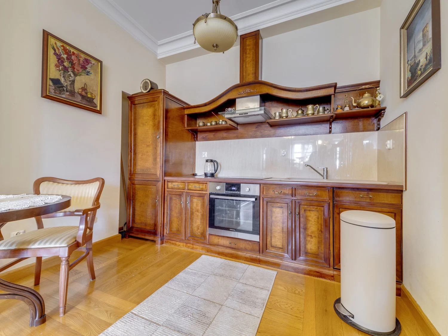 Kuchnia z vintage szafkami z litego drewna