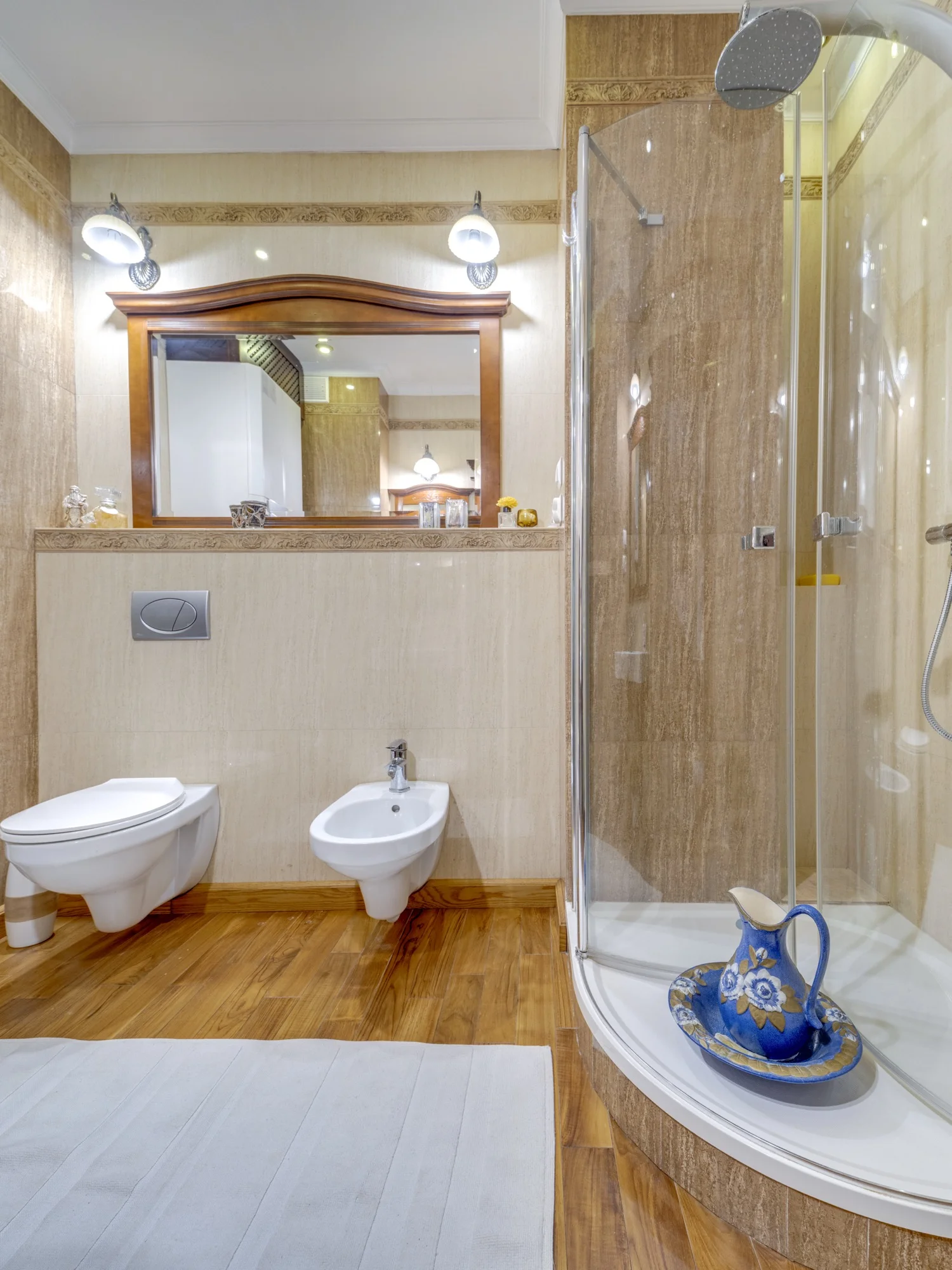 Kabina prysznicowa w łazience z kamiennymi płytkami