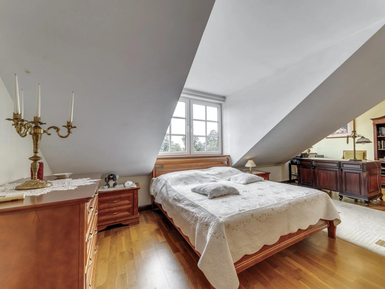 Sypialnia na antresoli z dużym łóżkiem