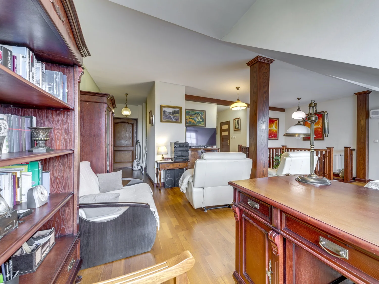 Strefa wypoczynkowa na piętrze z fotelami