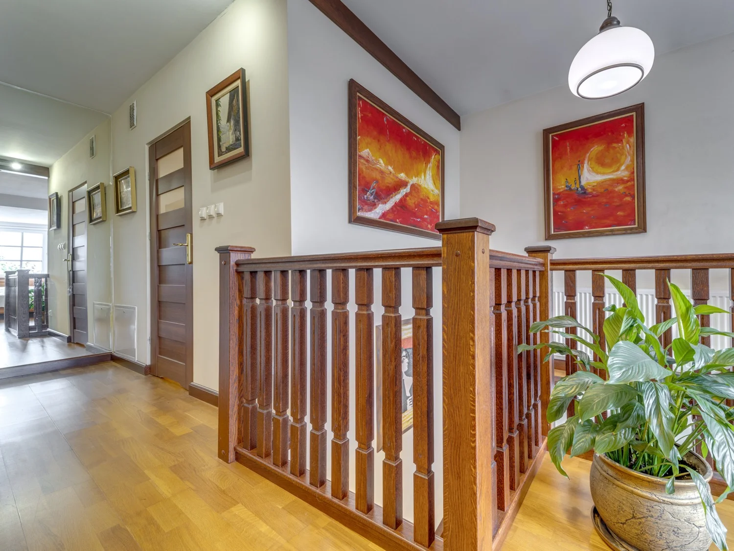 Gabinet z biurkiem i regałem na książki