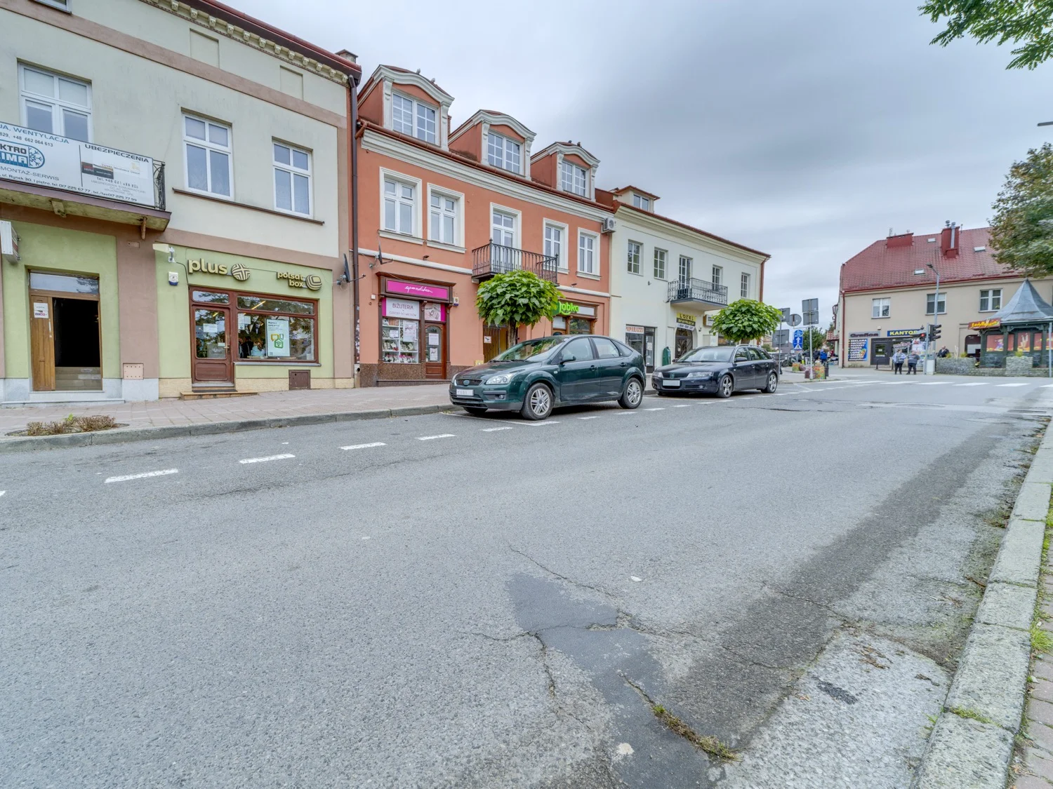 Widok na kamienicę od strony ulicy z wejściem do budynku